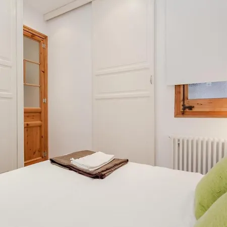 Comodo En Sagrada Familia Apartamento